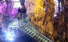 Du khách Trung Quốc bẻ thạch nhũ nhiều tỉ năm