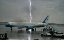 Tổng thống Trump đăng ảnh sét đánh hụt chuyên cơ Không lực Một