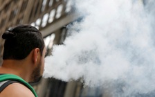 New York khẩn cấp cấm 'mối nguy' thuốc lá điện tử có mùi hương