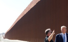 Ông Trump từng muốn bắn vào chân người vượt biên, đào hào thả cá sấu ở biên giới?