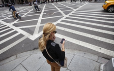 Sử dụng điện thoại trong lúc băng qua đường sẽ bị phạt tiền