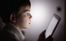 Xem màn hình hơn một giờ/ngày đã đủ gây hậu quả cả đời cho trẻ