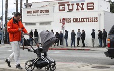 Sợ nguy cơ bất ổn vì COVID-19, dân Mỹ đổ xô đi mua súng đạn