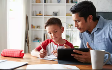 Trường tư Anh không công bố điểm của học sinh nếu phụ huynh không nộp học phí