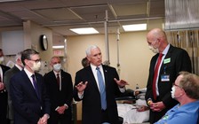 Phó tổng thống Mỹ không đeo khẩu trang ngừa Covid-19 khi thăm bệnh viện