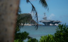 Tàu sân bay Mỹ Theodore Roosevelt tiếp tục chống chọi Covid-19 ở Guam