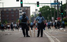 Sau cái chết của người da màu, cảnh sát Minneapolis bị cấm siết cổ