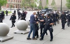 Đồng đội bị đình chỉ vì xô ngã cụ già, cả đội đặc nhiệm từ chức phản đối