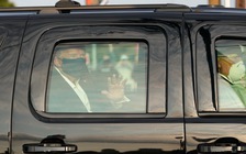 Khen chê nở rộ sau khi Tổng thống Trump dù đang nhiễm Covid-19 vẫn đi chào người ủng hộ