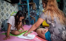 Phụ nữ thế giới oằn mình vì gánh nặng từ đại dịch Covid-19