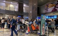 Cuộc 'tháo chạy' khỏi Nam Phi trước lệnh cấm nhập cảnh do biến thể Omicron