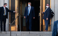 Sách mới tiết lộ ông Trump ở ranh giới 'sống chết' khi nhiễm Covid-19