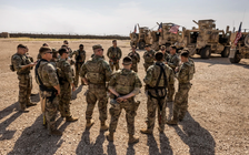 Rốc két bắn vào căn cứ ở Syria, Mỹ điều trực thăng tấn công đáp trả