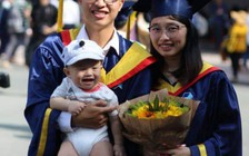 Vợ chồng 9X gây 'bão mạng' với bức ảnh chụp cùng con trai trong ngày tốt nghiệp