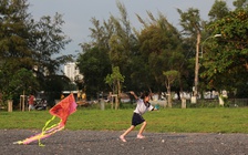 ‘Mùa hè này con được nghỉ học thêm đó, mừng quá trời luôn!’