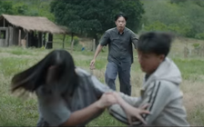 ‘Mẹ rơm’ tập 13: Vì cứu Hồng mà Mô ‘gù’ bị đánh suýt bỏ mạng?