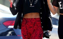 Vanessa Hudgens khoe vòng một đẹp như tạc trong áo crop top và quần short trên đường phố