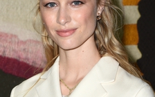 Beatrice Borromeo giành giải mái tóc đẹp nhất của FROW với chiếc nơ xinh xắn này