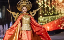 Hoài Sa bị vướng đinh khi trình diễn trang phục dân tộc