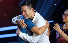 Cao Xuân Tài khóc nghẹn ôm bố mẹ trên sóng truyền hình