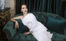 NSND Lê Khanh khoe vẻ đẹp vương giả với đầm lệch vai