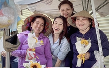 Chi Pu mua hoa tặng phụ nữ bán hàng rong ngày 8.3