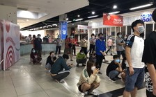 Sáng 14.7, người dân lại xếp hàng lớp lớp chờ vào siêu thị