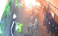 TP.HCM: Truy xét nhóm người chém thực khách, quăng bom xăng vào quán nhậu