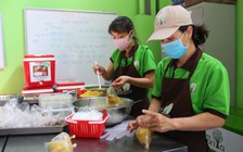 TP.HCM: Ngưng làm giám đốc, nấu cơm từ thiện mời lực lượng chống dịch