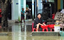 Mưa bão dồn dập, người Huế vẫn lạc quan 'lũ rút ngang đâu dọn lũ đến đấy'