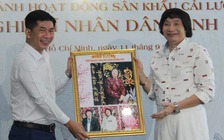 NSND Minh Vương trao tặng bộ ảnh kỷ niệm gần 60 năm hát cải lương