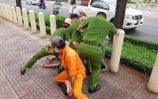 TP.HCM: Khống chế người đàn ông nghi ‘ngáo đá’, hành hung nữ công nhân vệ sinh