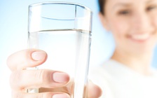 Điều gì xảy ra khi uống 4 lít nước một ngày?