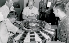 'Bom nguyên tử' lửng lơ trên quỹ đạo