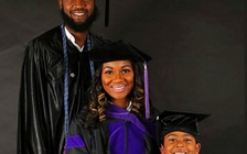 Cha, mẹ và con cùng tốt nghiệp trong 1 tháng