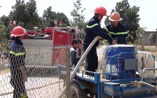 Nắng hạn, dùng xe chữa cháy mang nước sạch đến cho dân