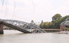 Trụ cầu Ghềnh bị tông gãy đôi