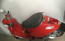 Xin lỗi và trao giấy chứng nhận đăng ký xe Vespa trúng thưởng cho gia chủ