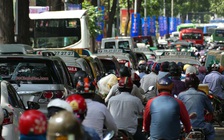 Kẹt xe cứng ngắc ở trung tâm Sài Gòn vào ngày cuối tuần