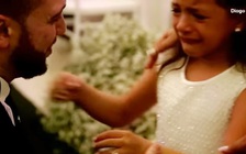 Cha dượng quỳ gối ‘đeo nhẫn’ cho cô bé 6 tuổi để mong làm cha trọn đời