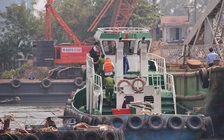 Nhịp cầu Ghềnh vừa được vớt lên, công an lập tức khám nghiệm