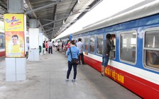 Mưa lớn kéo dài, nhiều chuyến tàu về Ga Sài Gòn trễ