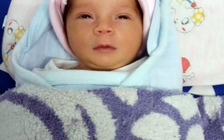 Bé gái sơ sinh còn nguyên dây rốn bị vứt bỏ trong túi xách ở vỉa hè