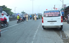 Người đàn ông sang đường giữa khuya, bị xe cấp cứu tông tử vong