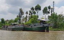 Công an nổ súng giữa khuya bắt 2 sà lan khai thác cát trên sông Hậu