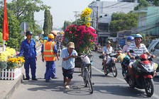 Chợ hoa Tết họp thâu đêm: Chen nhau 'chở xuân' về… nhà người ta