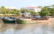 Vĩnh Long: Bắt quả tang 3 sà lan khai thác cát trái phép trên sông Tiền