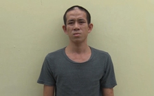 Đang bị truy nã, bất ngờ xuất hiện, dùng dao và đá đập phá xe công vụ