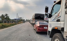 Vĩnh Long: Về quê ăn tết, phà Đình Khao kẹt xe kéo dài hàng cây số