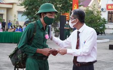 Tặng quà cho các tân binh lên đường nhập ngũ ở Vĩnh Long